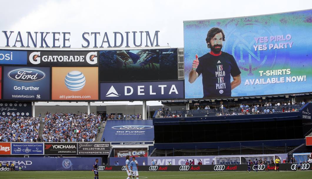 E&#39; il giorno del debutto di Andrea Pirlo in MLS. Lo Yankee Stadium di New York lo accoglie con un&#39;immagine personalizzata sul megaschermo. La partita finir 5-3 per i padroni di casa (Ap)